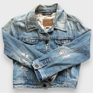 Hollister Distressed Denim Jean Jacket in Light Wash. Size S / Small.